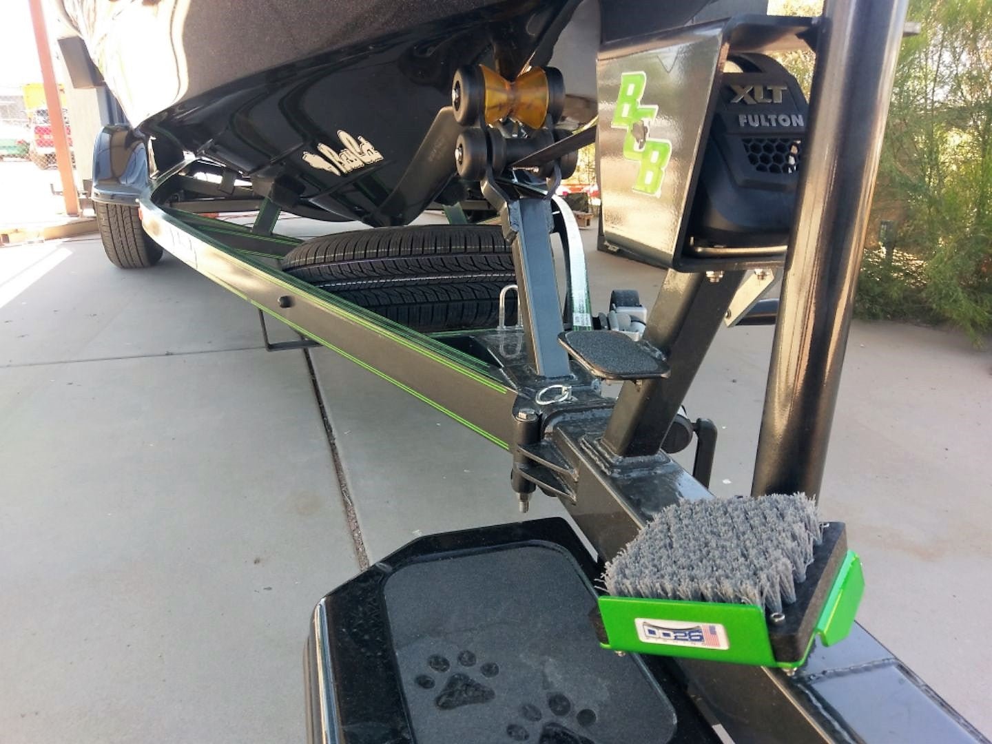 DD26 Fishing Mean Clean Kick Brush - Get Tight Gear