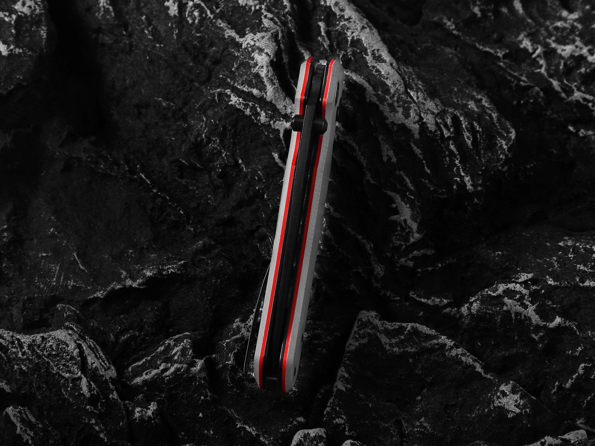 The Loyalist Folding Pocket Knife Giftset for Men and Women (Black and White) - Get Tight Gear