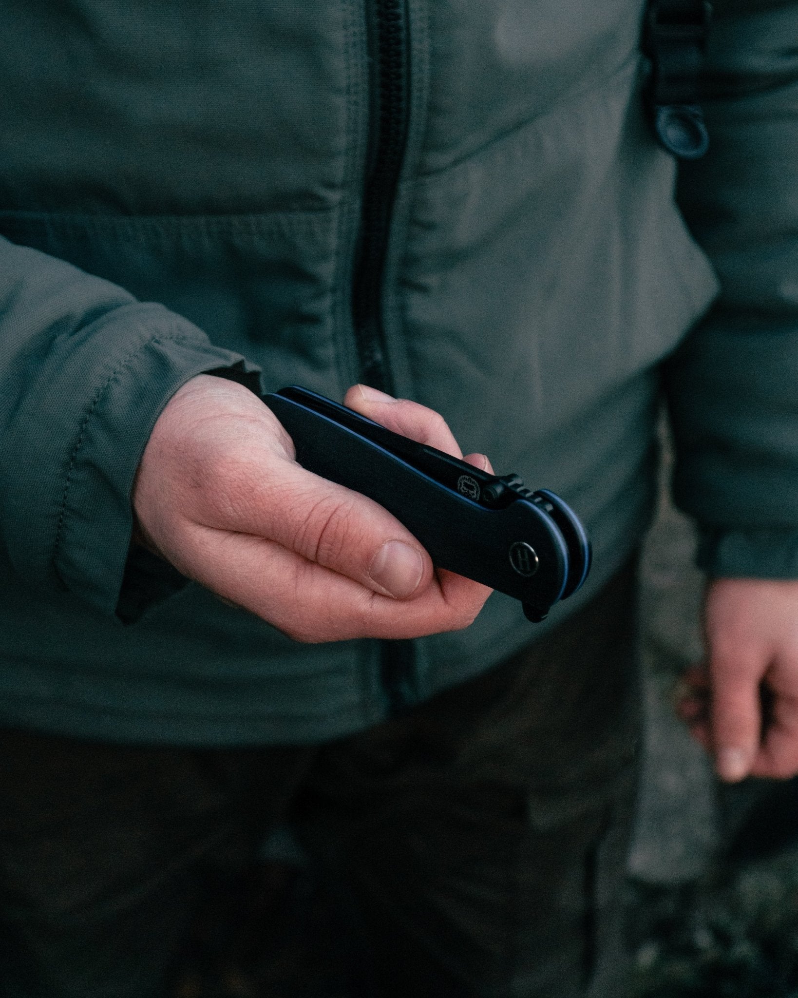 The Straight Back Folding Pocket Knife Giftset for Men and Women (Black and Blue) - Get Tight Gear