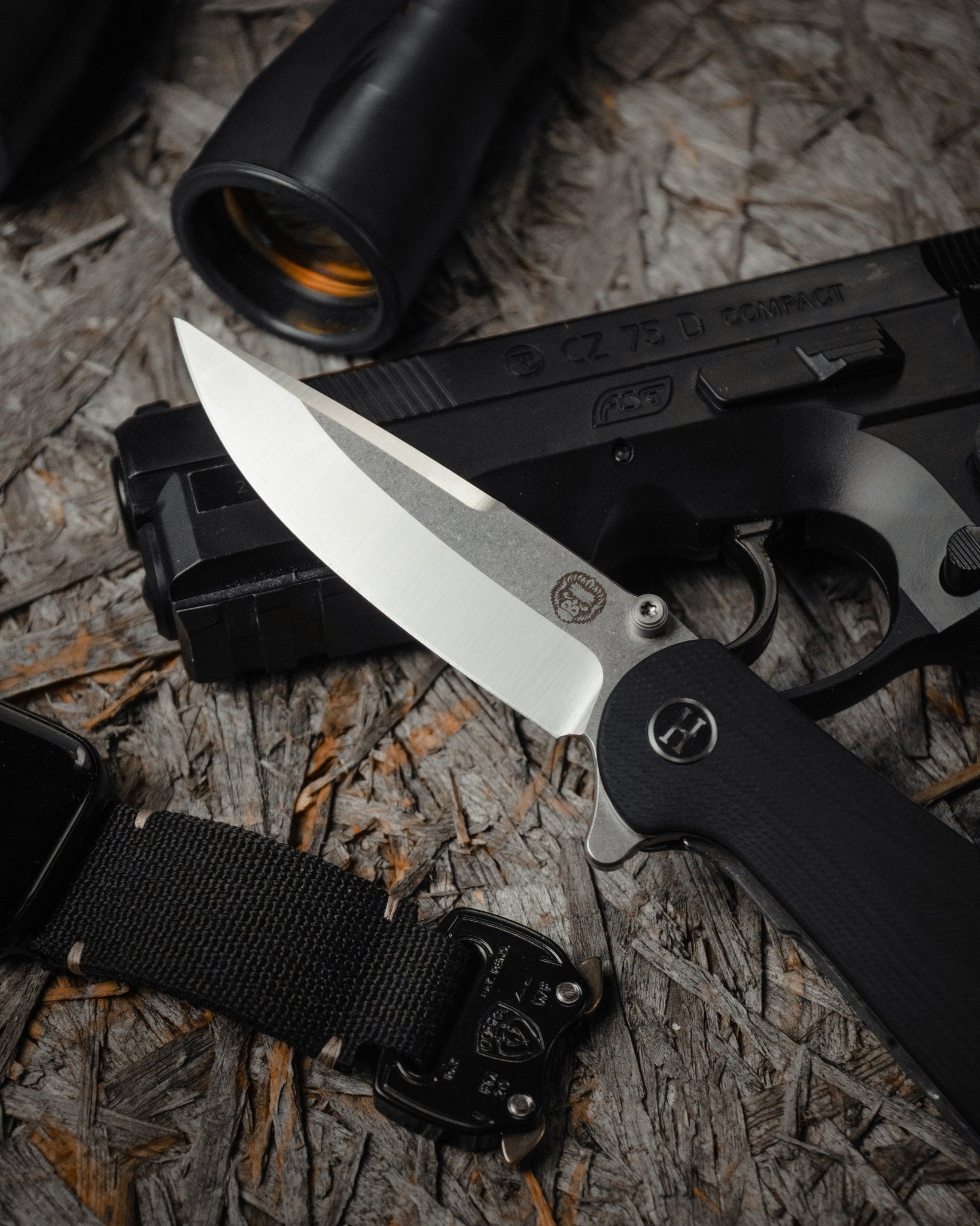 The Straight Back Folding Pocket Knife Giftset for Men and Women (Silver and Black) - Get Tight Gear